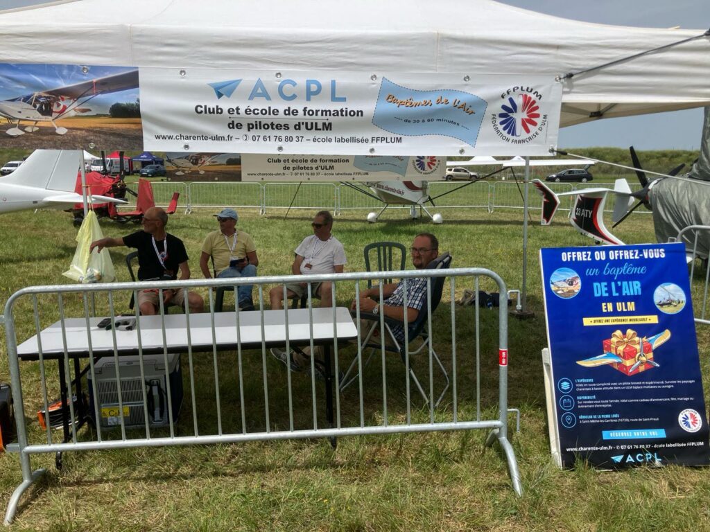 Le stand de l'Aéroclub de la Pierre Levée au meeting de l'air 2026 de la FOSA à Cognac sur la BA709 